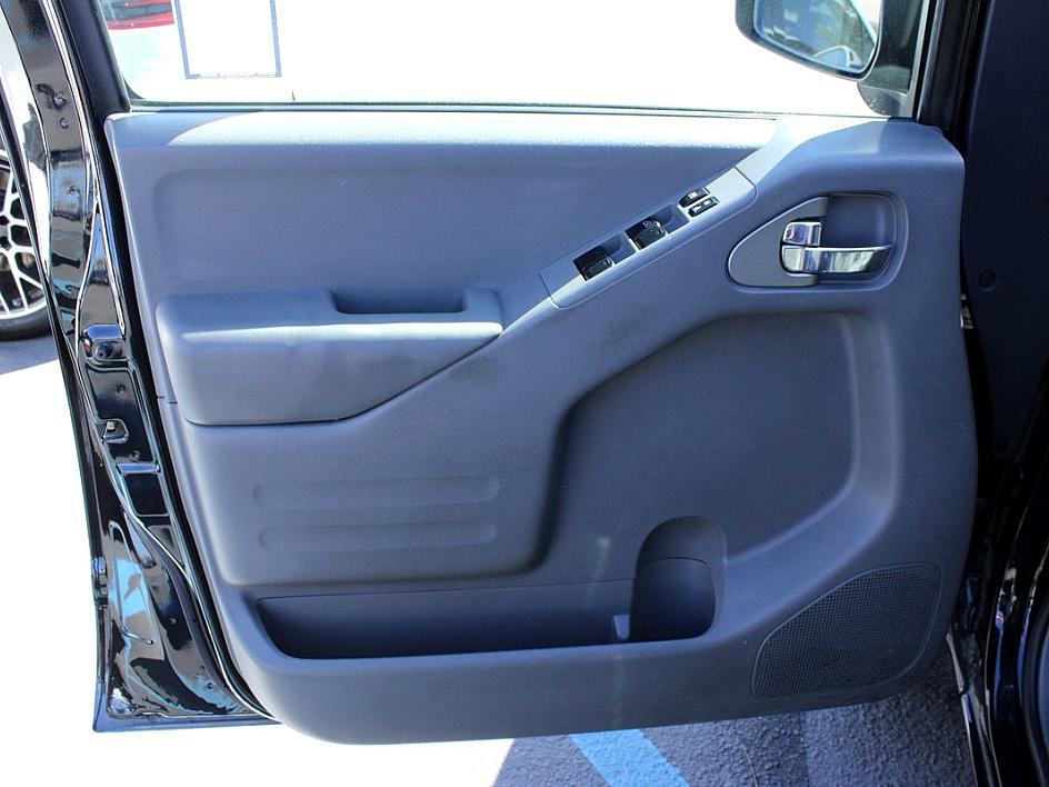 2017 Nissan Frontier SV photo 4
