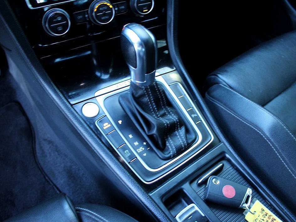 2015 Volkswagen Golf R photo 14