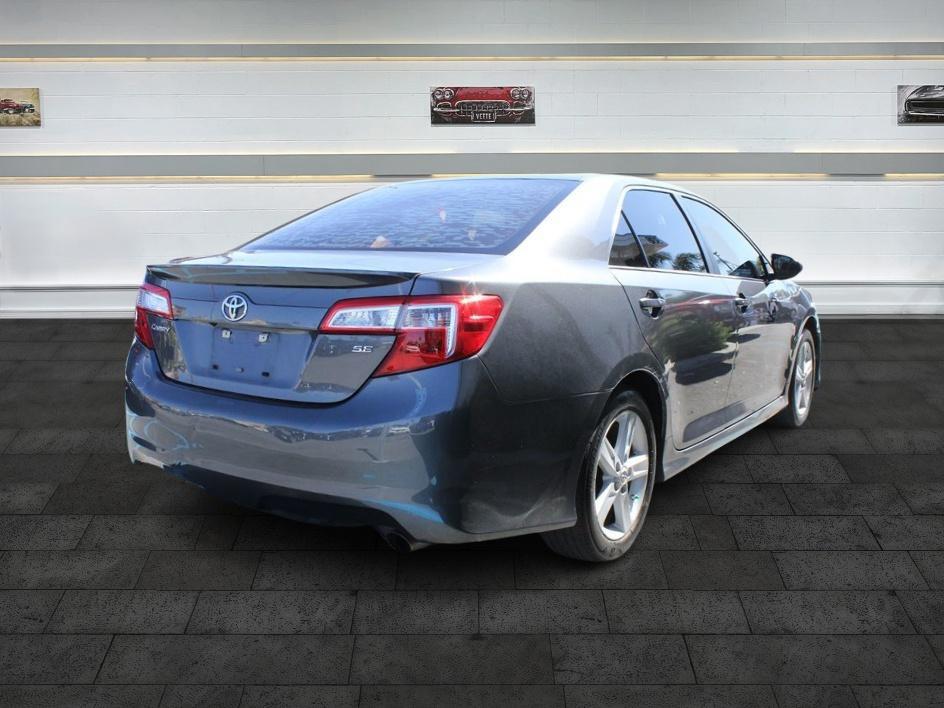 2012 Toyota Camry SE photo 6