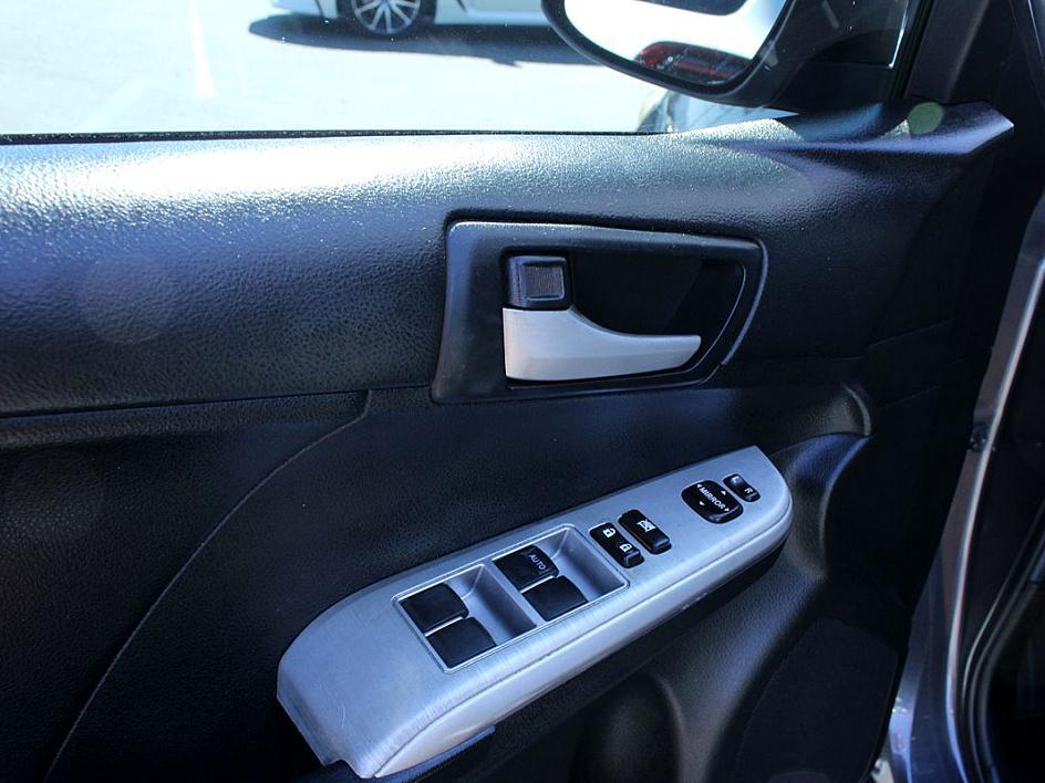 2012 Toyota Camry SE photo 8