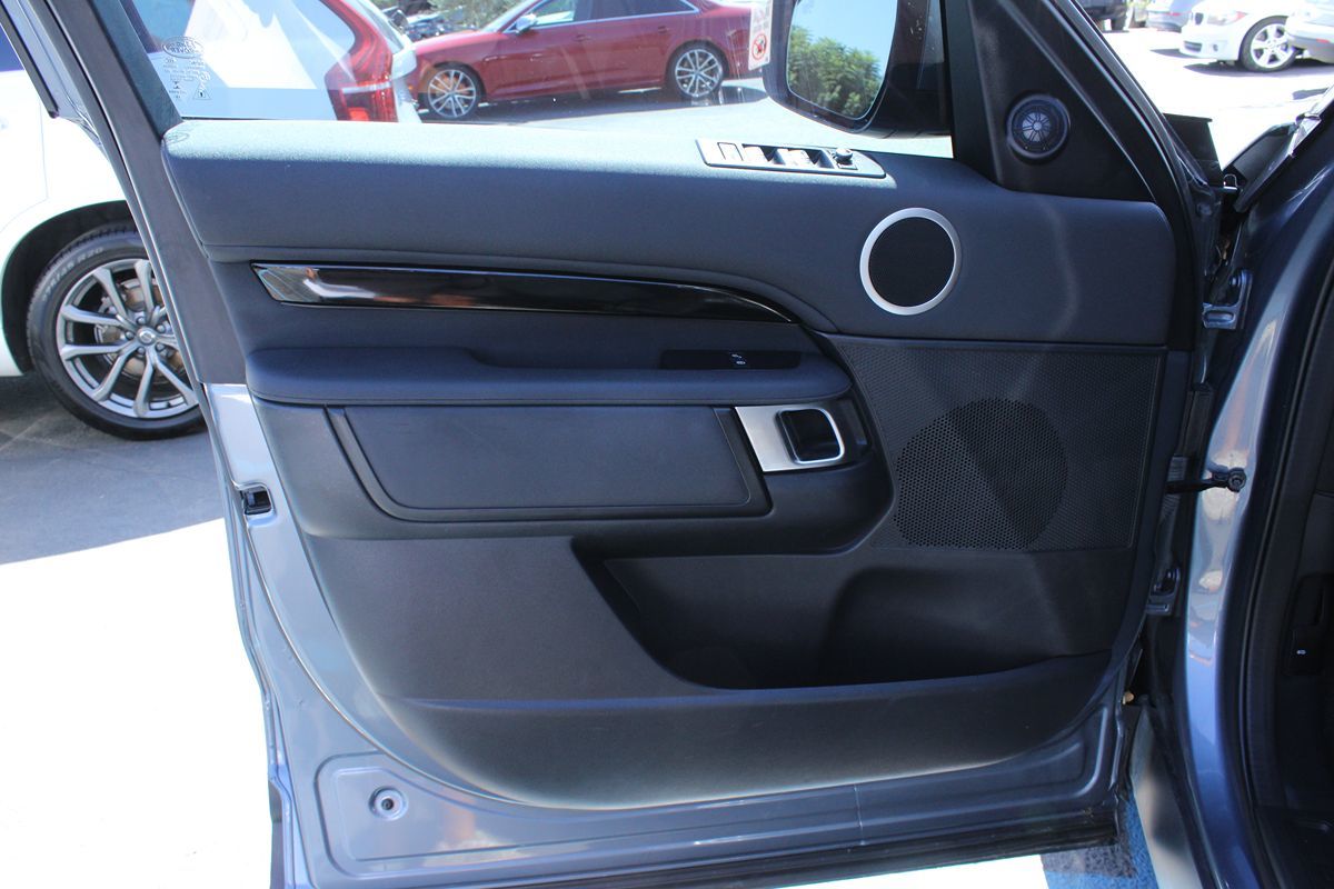 2019 Land Rover Discovery SE photo 7