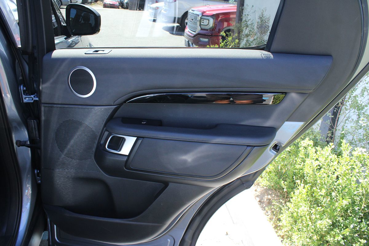 2019 Land Rover Discovery SE photo 16