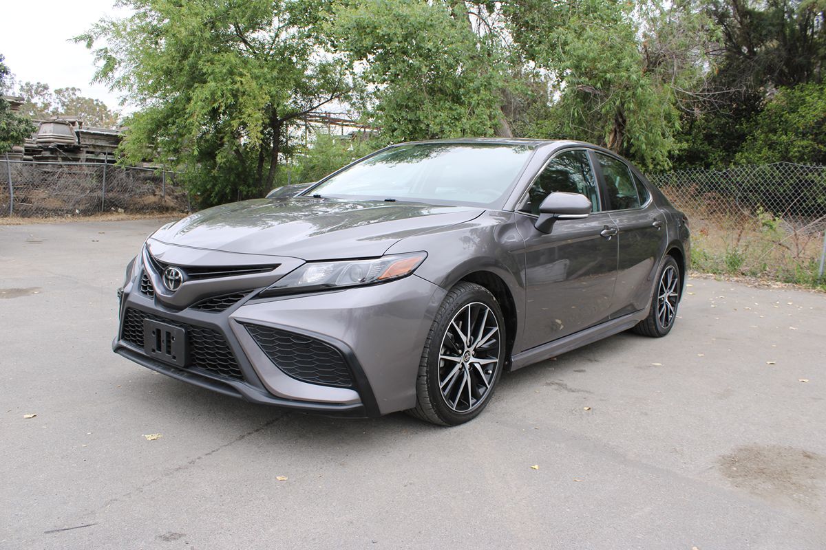 2023 Toyota Camry SE's photo
