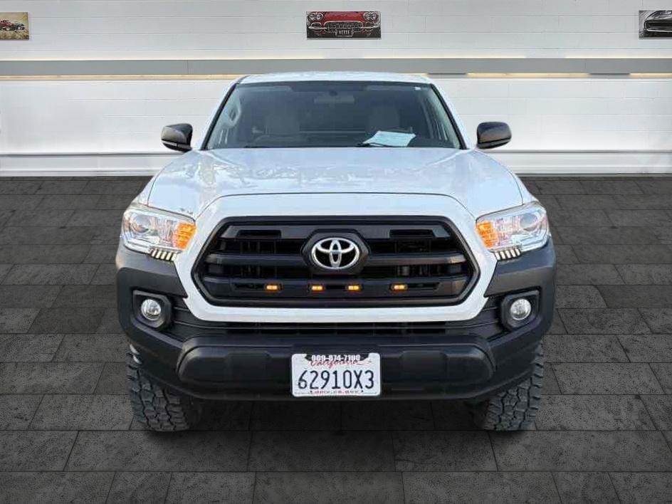 Toyota Tacoma photo 2