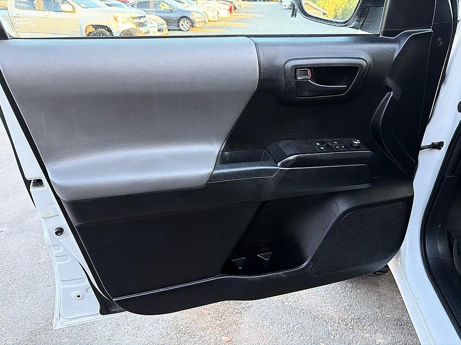Toyota Tacoma photo 13