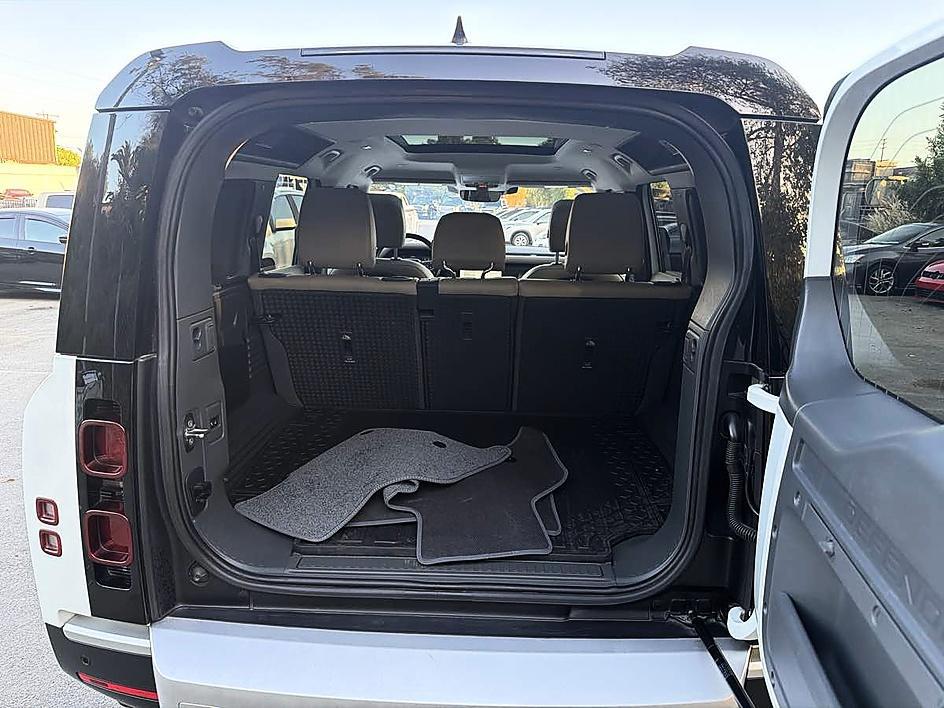 Land Rover Defender photo 8