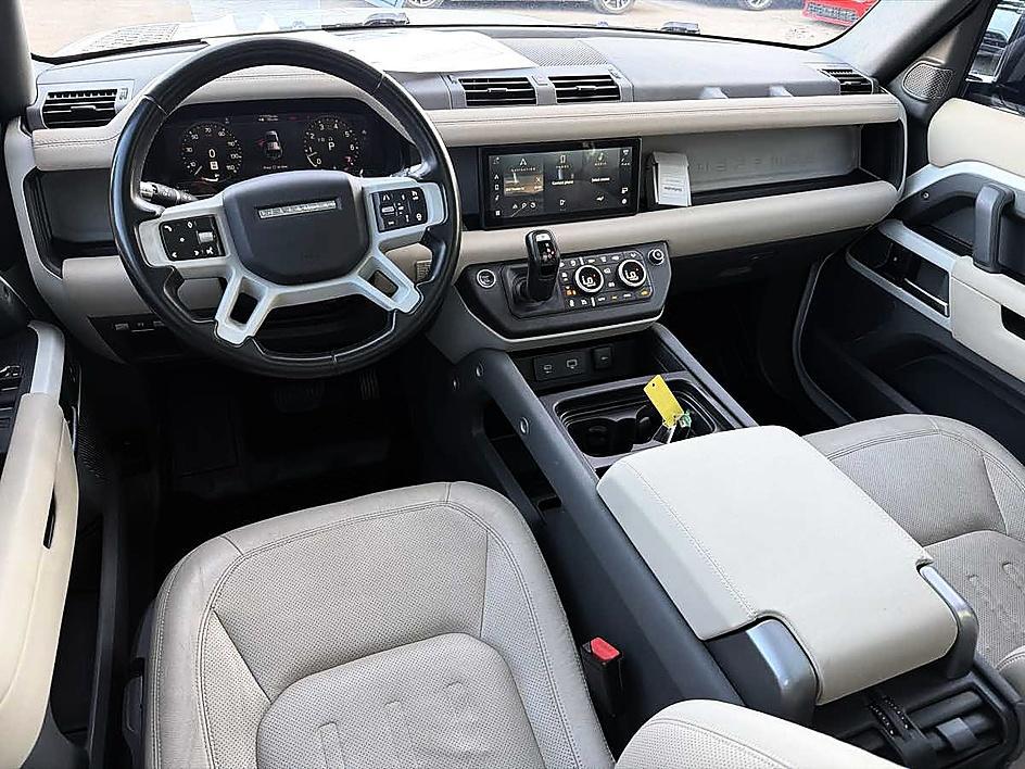 Land Rover Defender photo 12