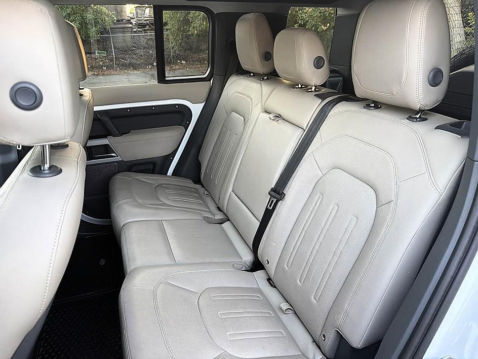 Land Rover Defender photo 14