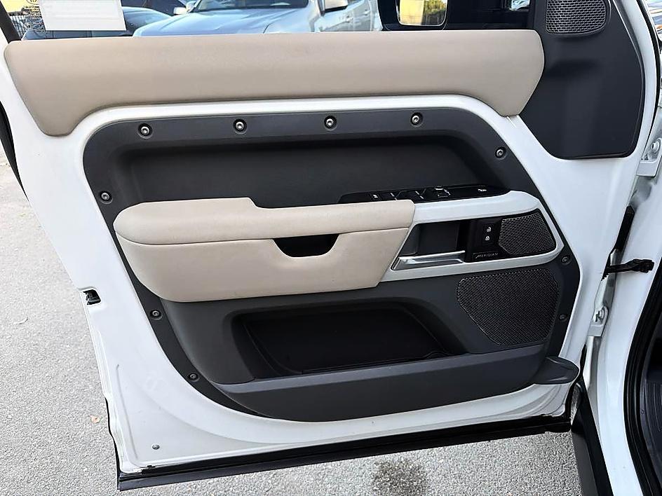 Land Rover Defender photo 15