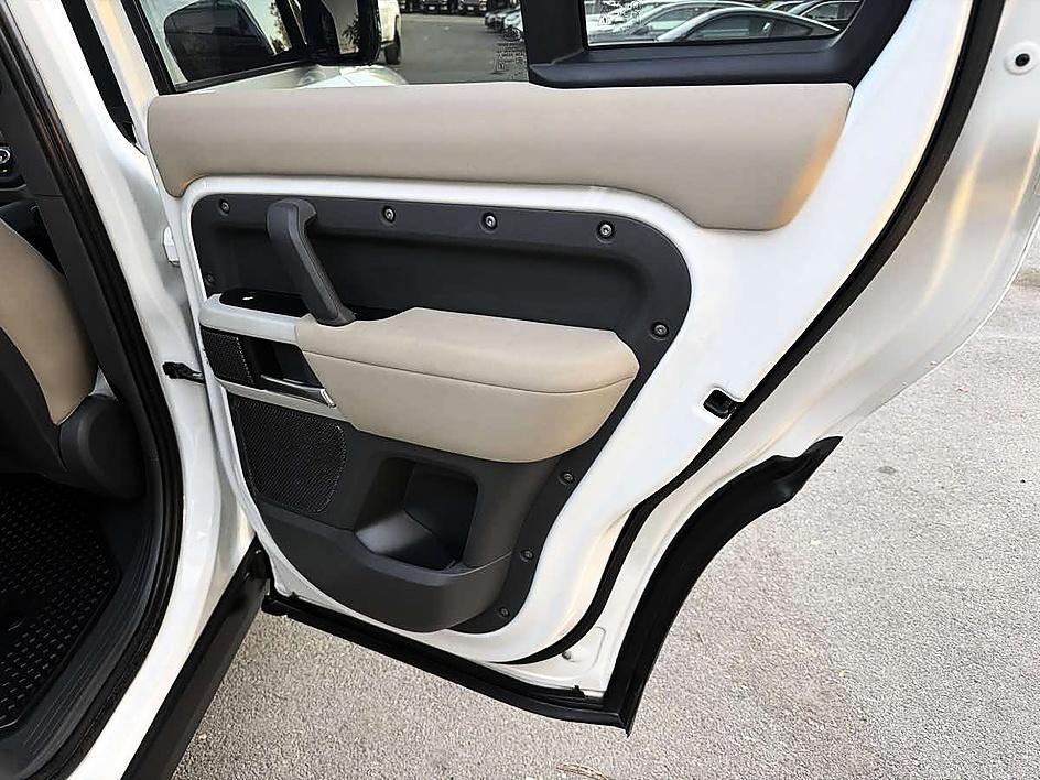 Land Rover Defender photo 19