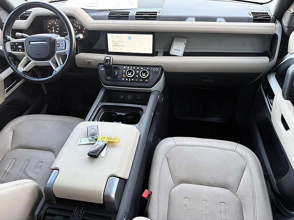 Land Rover Defender photo 21