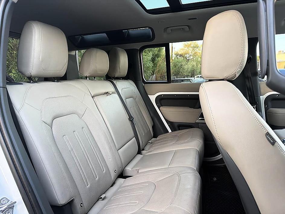 Land Rover Defender photo 22
