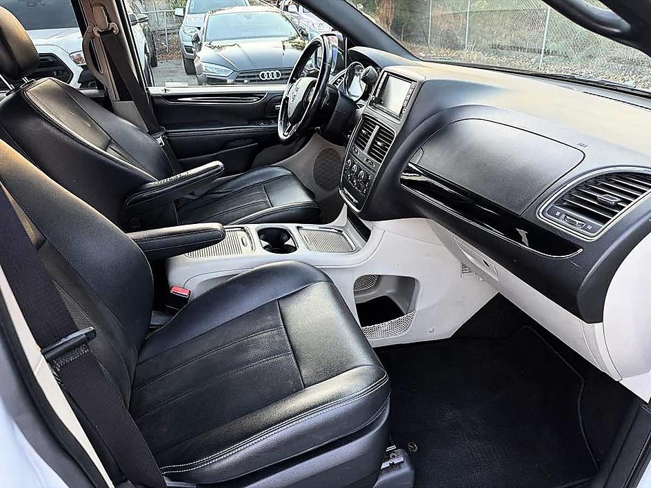 Dodge Grand Caravan photo 9