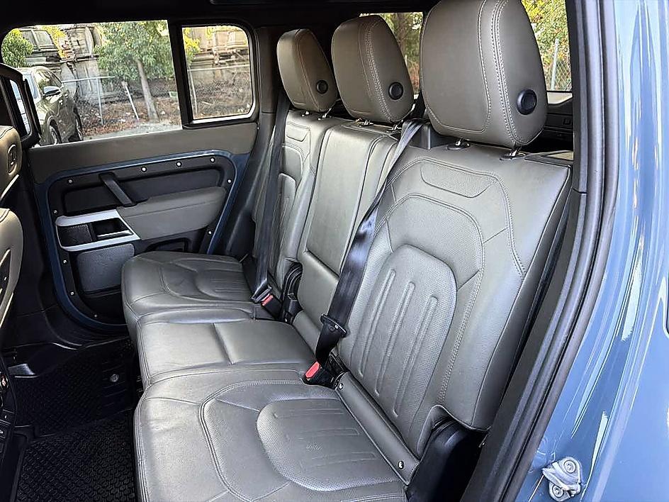 Land Rover Defender photo 11