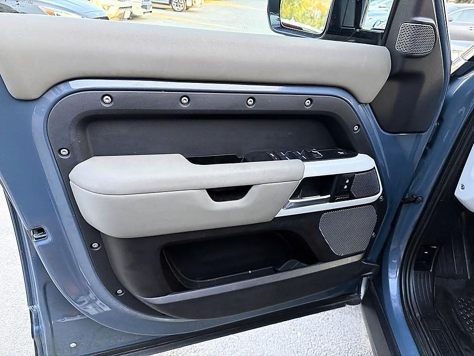 Land Rover Defender photo 13