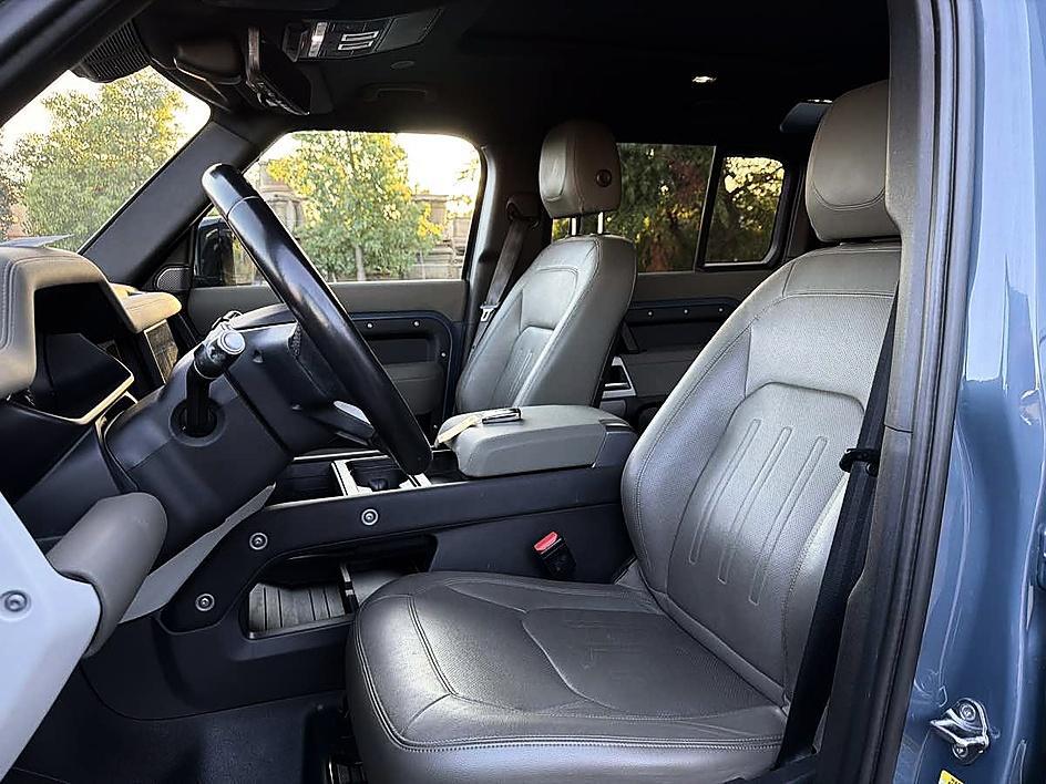 Land Rover Defender photo 14
