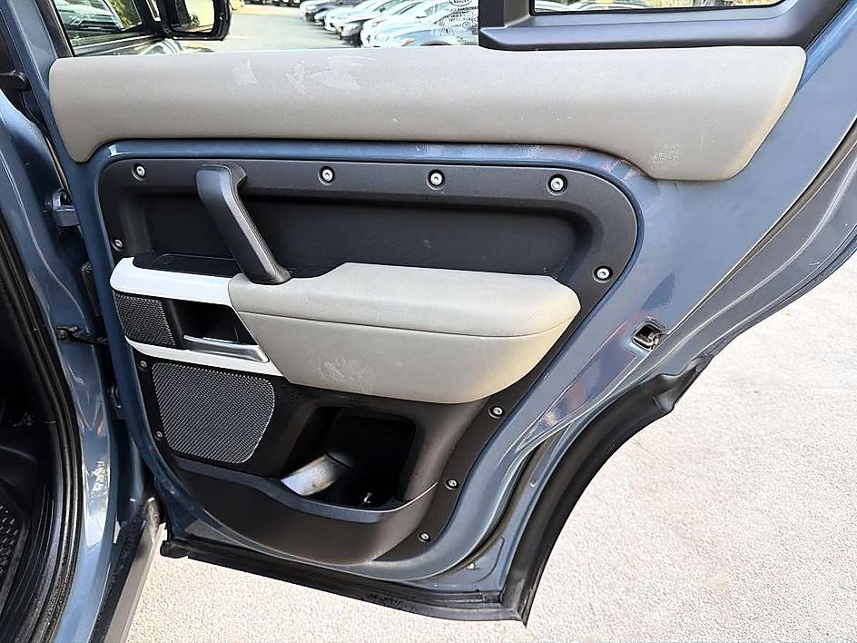 Land Rover Defender photo 17