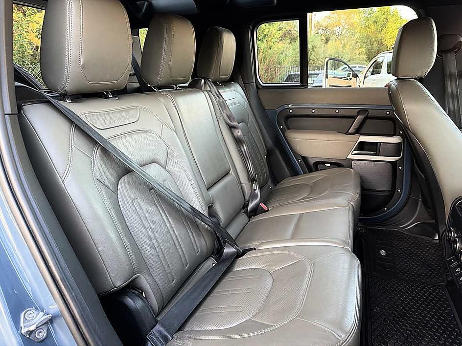 Land Rover Defender photo 18