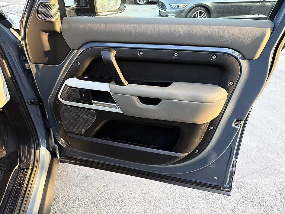 Land Rover Defender photo 22