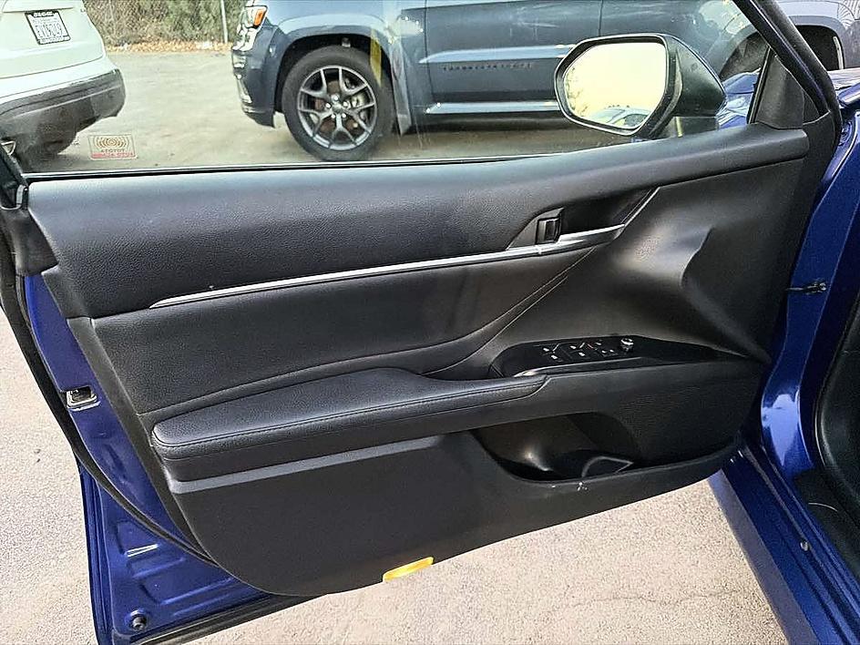Toyota Camry photo 9