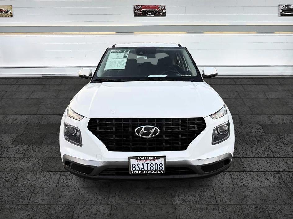 Hyundai Venue photo 2
