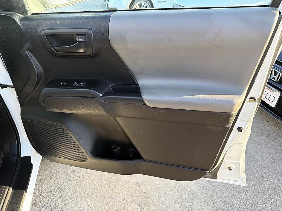 Toyota Tacoma photo 15