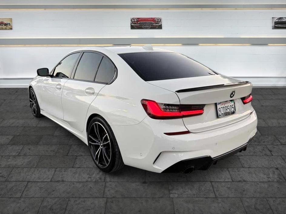 BMW 3 Series photo 5