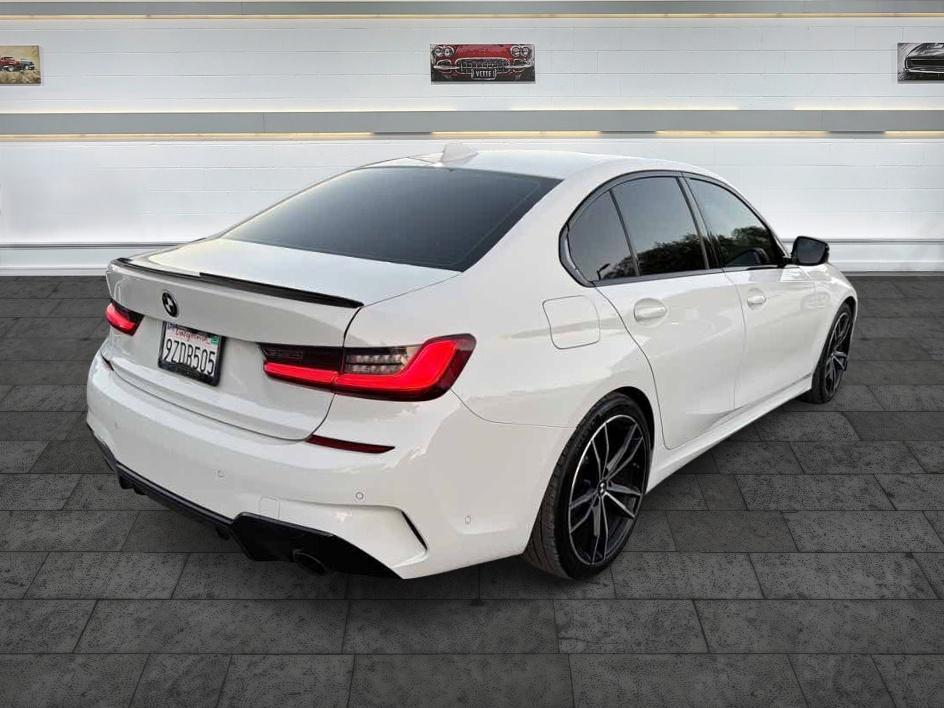 BMW 3 Series photo 7