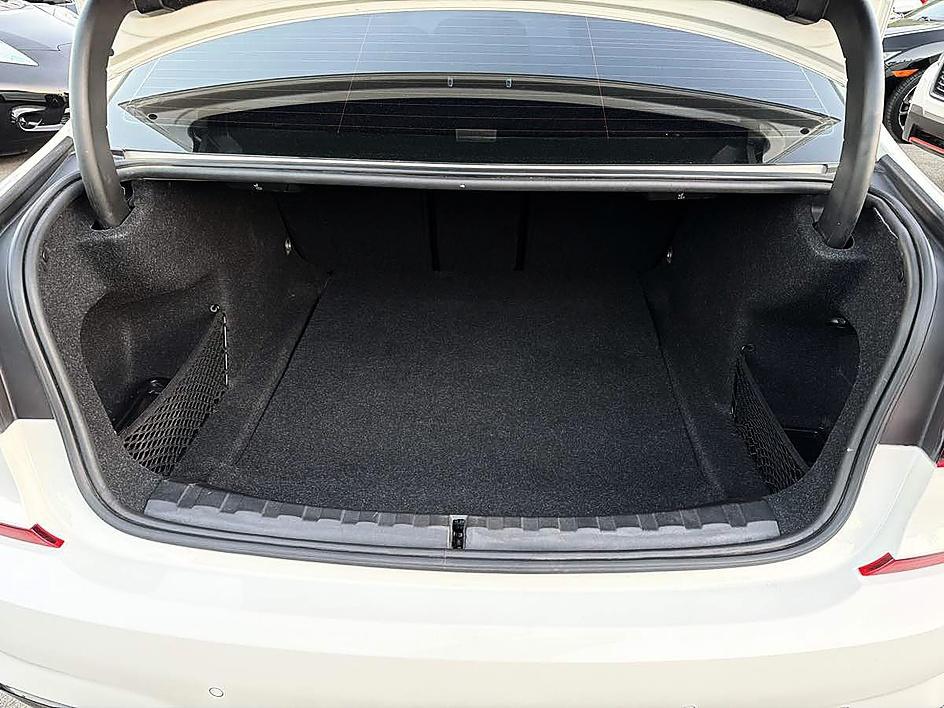 BMW 3 Series photo 8