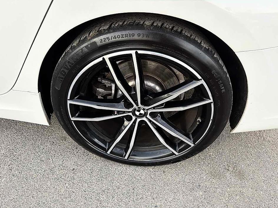 BMW 3 Series photo 9