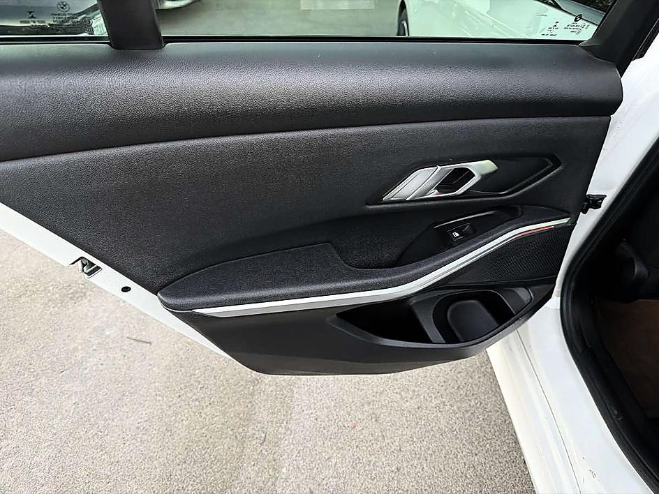 BMW 3 Series photo 11