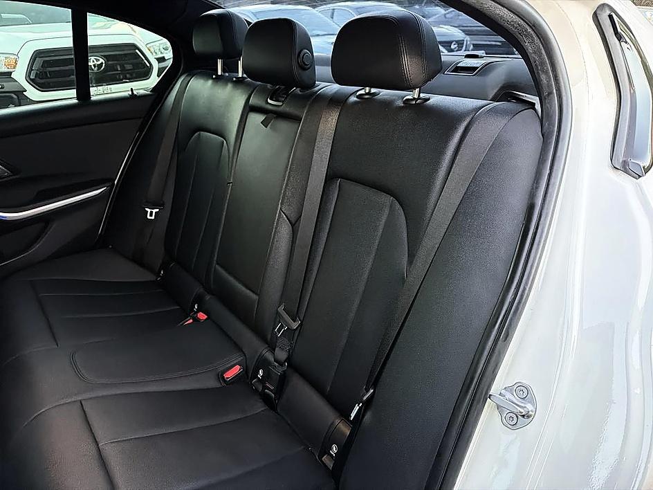 BMW 3 Series photo 12