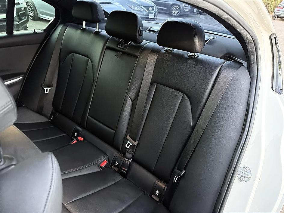 BMW 3 Series photo 14