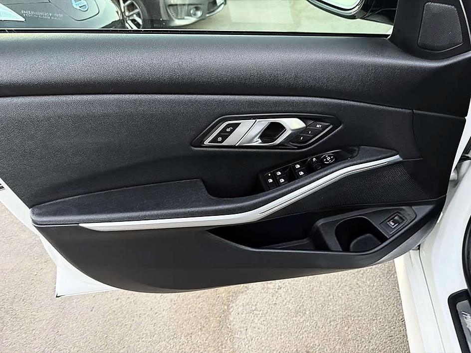 BMW 3 Series photo 15