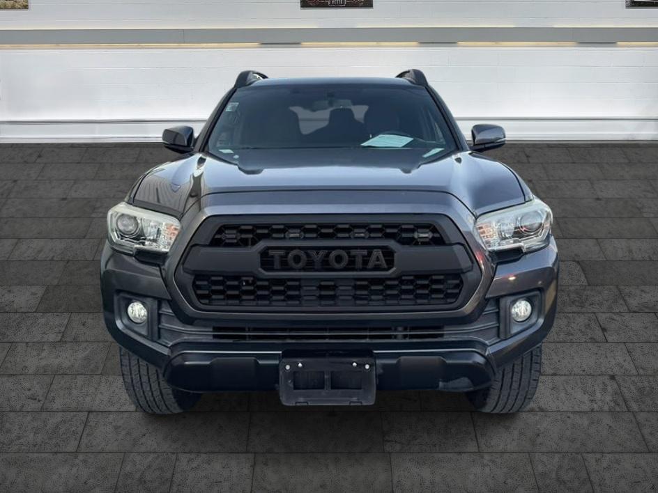 Toyota Tacoma photo 2