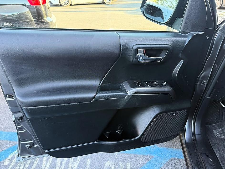 Toyota Tacoma photo 10