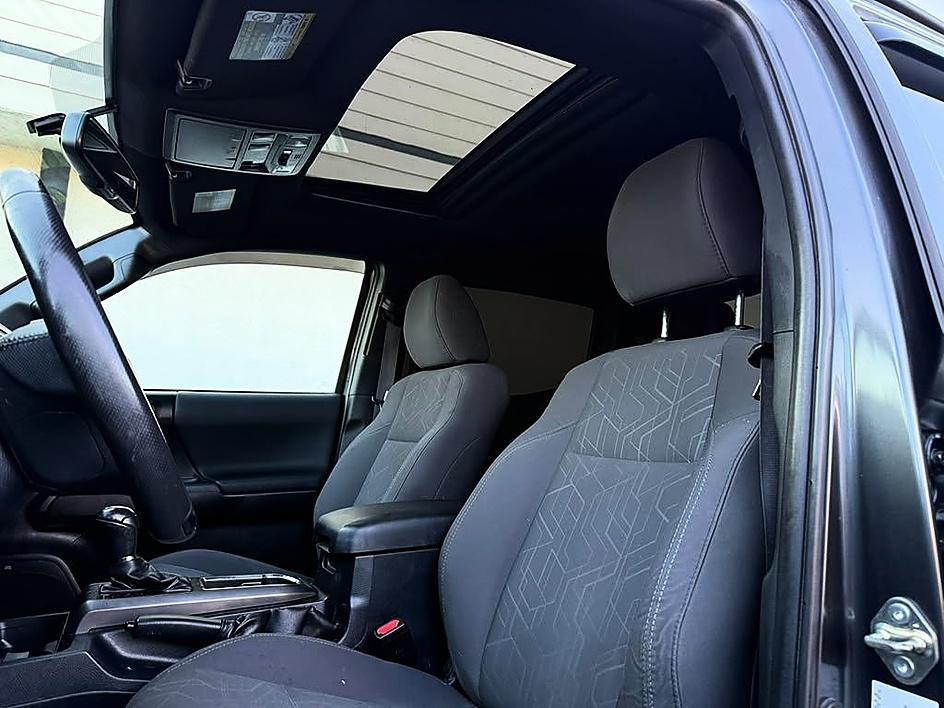 Toyota Tacoma photo 13