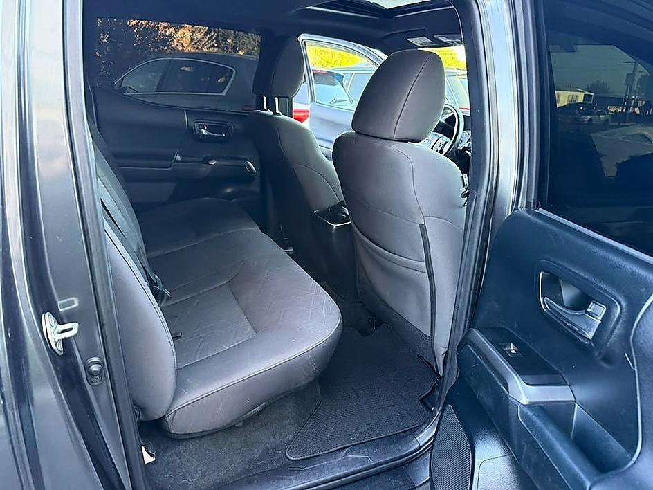 Toyota Tacoma photo 18
