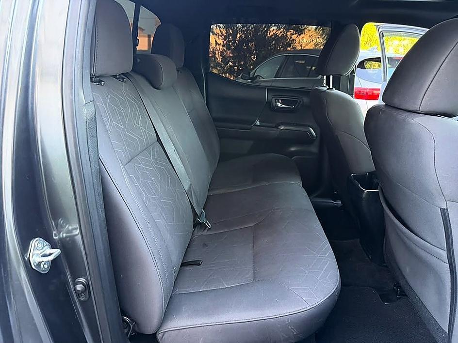 Toyota Tacoma photo 19