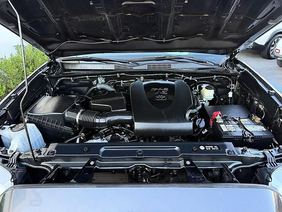 Toyota Tacoma photo 24