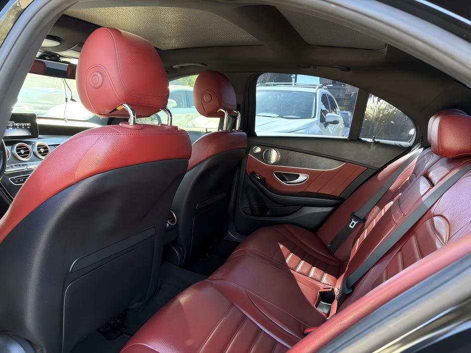 Mercedes-Benz C300 photo 10