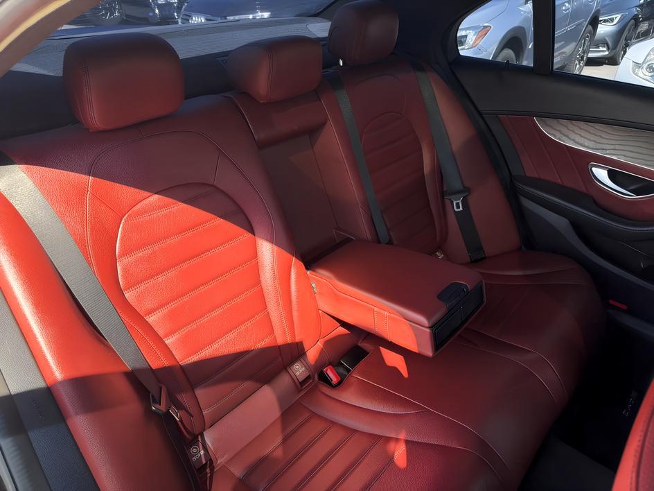 Mercedes-Benz C300 photo 17
