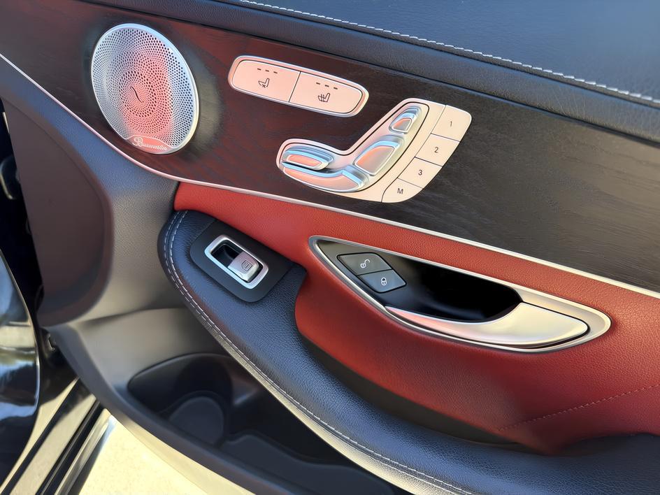 Mercedes-Benz C300 photo 20