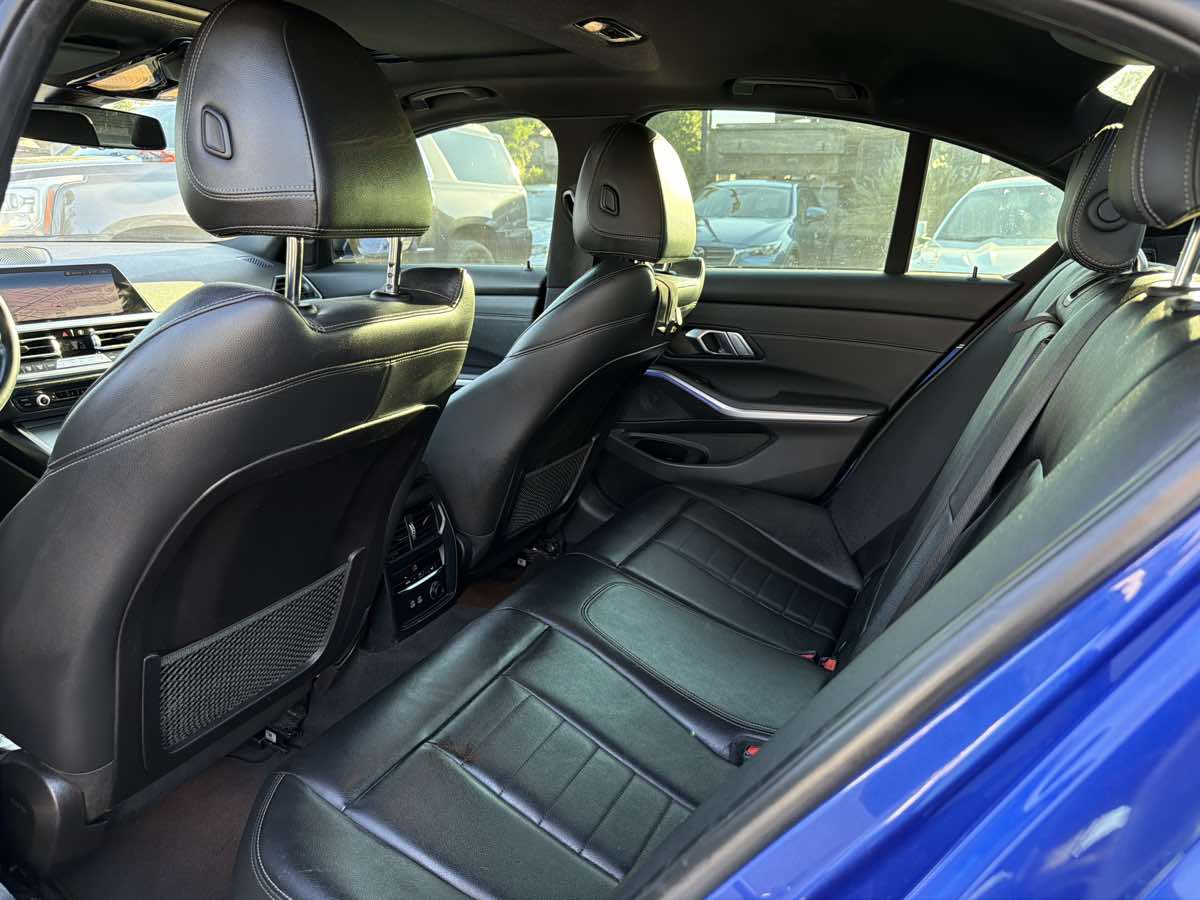 BMW 3 Series photo 10