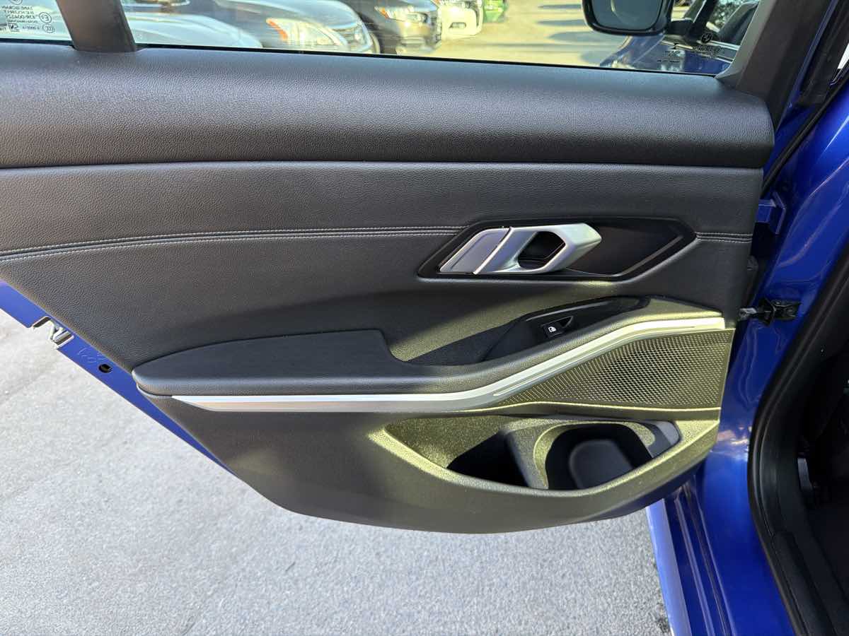 BMW 3 Series photo 11
