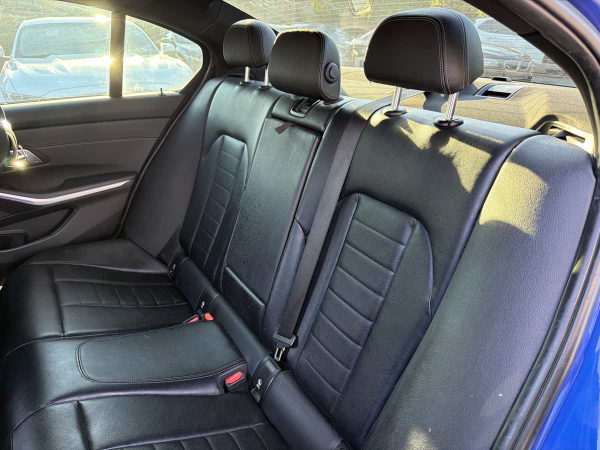 BMW 3 Series photo 13