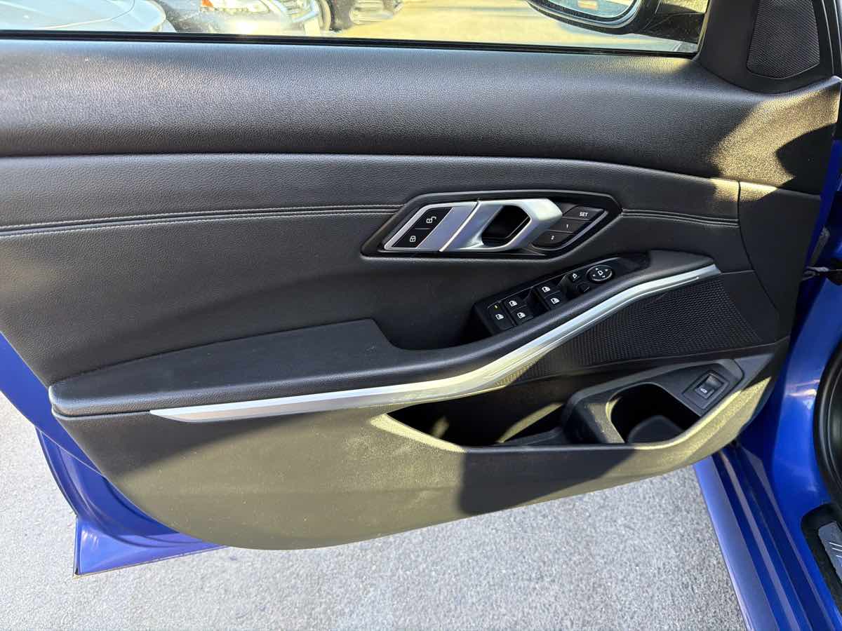 BMW 3 Series photo 14