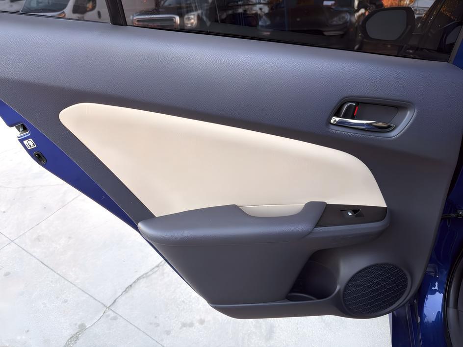 Toyota Prius photo 10