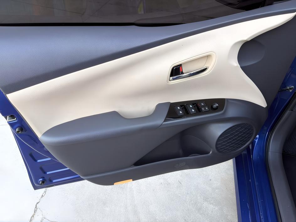 Toyota Prius photo 12