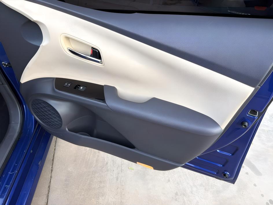 Toyota Prius photo 18